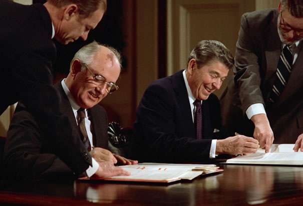 Γκορμπατσόφ και Ρέιγκαν υπογράφουν συμφωνία μείωσης των πυρηνικών.