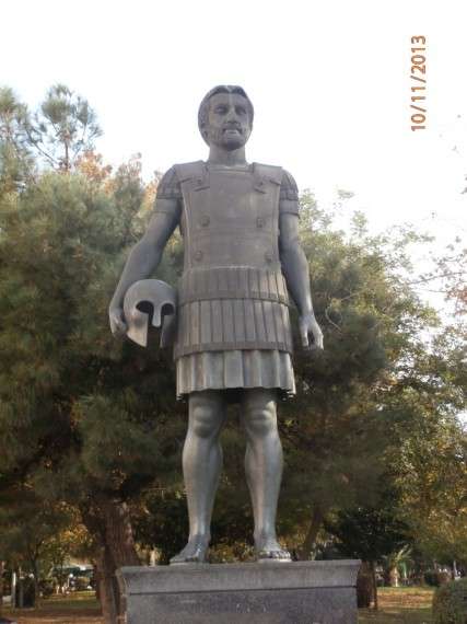 Ο Φίλιππος της Μακεδονίας ή Φίλιππος Β΄ o Μακεδών, ήταν ο βασιλιάς που έκανε τη Μακεδονία ισχυρό κράτος, ένωσε υπό την ηγεμονία του τα υπόλοιπα ελληνικά κράτη και προετοίμασε στην ουσία την κατάκτηση της Περσίας και του μεγαλύτερου μέρους του τότε γνωστού κόσμου από τον γιό του Μέγα Αλέξανδρο. Αδριάντας απέναντι από το Λευκό Πύργο της Θεσσαλονίκης. Φωτο: Ερανιστής