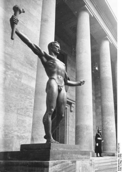 Γυμνός λαμπαδηδρόμος, άγαλμα στο Βερολίνο, την περίοδο του ναζισμού