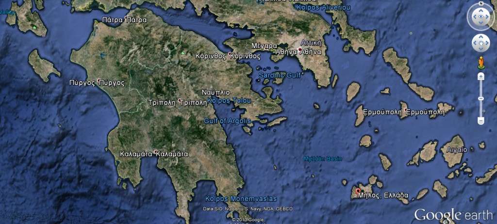 Η Μήλος ήταν αποικία των Λακεδαιμονίων και στην αρχή του πολέμου κράτησε ουδετερότητα αποφεύγοντας τις συγκρούσεις. Οι Αθηναίοι όμως, ως απόλυτοι κυρίαρχοι της θάλασσας, ήταν αδύνατο να δεχτούν την ανεξαρτησία του νησιού. 