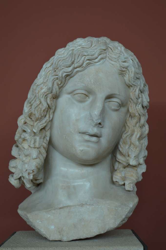 Κεφάλι που έχει ερμηνευτεί ως πορτρέτο του Αλεξάνδρου. Ίσως σχετίζεται με το λατρευτικό σύνταγμα της οικογένειας του Μ.Αλεξάνδρου (175-200μ.Χ.). Αρχαιολογικό Μουσείο Θεσσαλονίκης