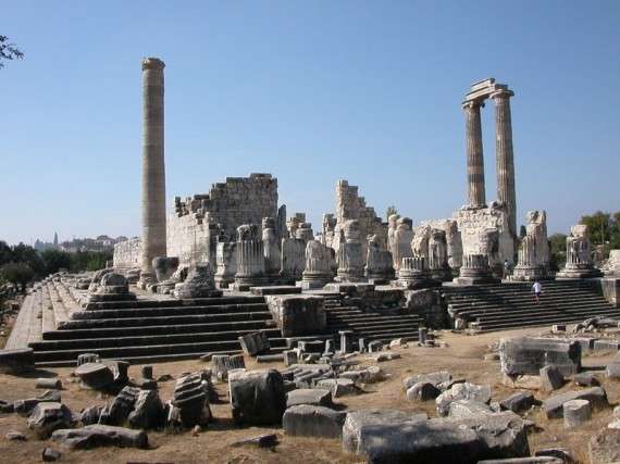 Ο Ναός του Απόλλωνα στα Δίδυμα της σημερινής Τουρκίας. The Temple of Apollo at Didyma in modern-day Turkey