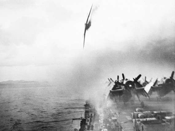 Ένας πιλότος ορμάει στο ήδη χτυπημένο από καμικάζι USS Sangamon, αλλά αστοχεί και πέφτει στη θάλασσα λίγες στιγμές μετά. – 4 Μαΐου 1945