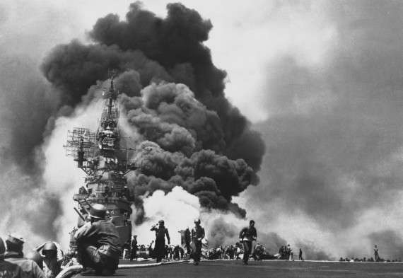 Φλόγες στο κατάστρωμα του USS Bunker Hill, μετά από διπλό χτύπημα καμικάζι μέσα σε 30 δευτερόλεπτα. Πέθαναν 346 – 11 Μαΐου 1945
