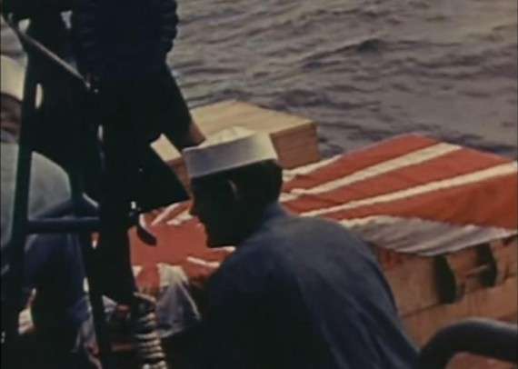 Πολλές φορές οι Αμερικάνοι μπορούσαν να ανασύρουν το πτώμα του Ιάπωνα πιλότου από τα συντρίμμια, και του προσέφεραν στρατιωτική ταφή στη θάλασσα.