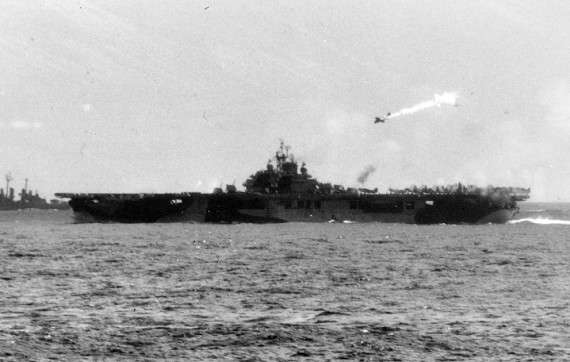 Ένας χτυπημένος καμικάζι, λίγες στιγμές πριν πέσει πάνω στο USS Essex (βίντεο εδώ) – 25 Νοεμβρίου 1945