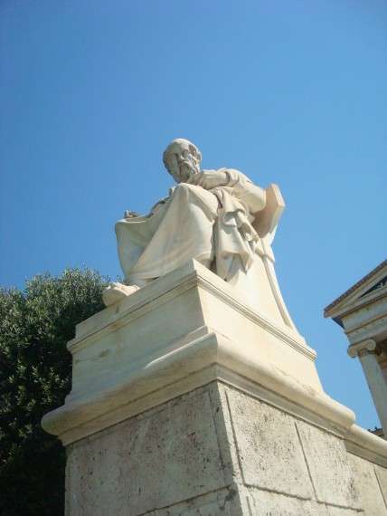 Ανδριάντας του Σωκράτη μπροστά από το Μέγαρο τη Ακαδημίας Αθηνών, έργο των Λεωνίδα Δρόση και Attilio Picarelli.