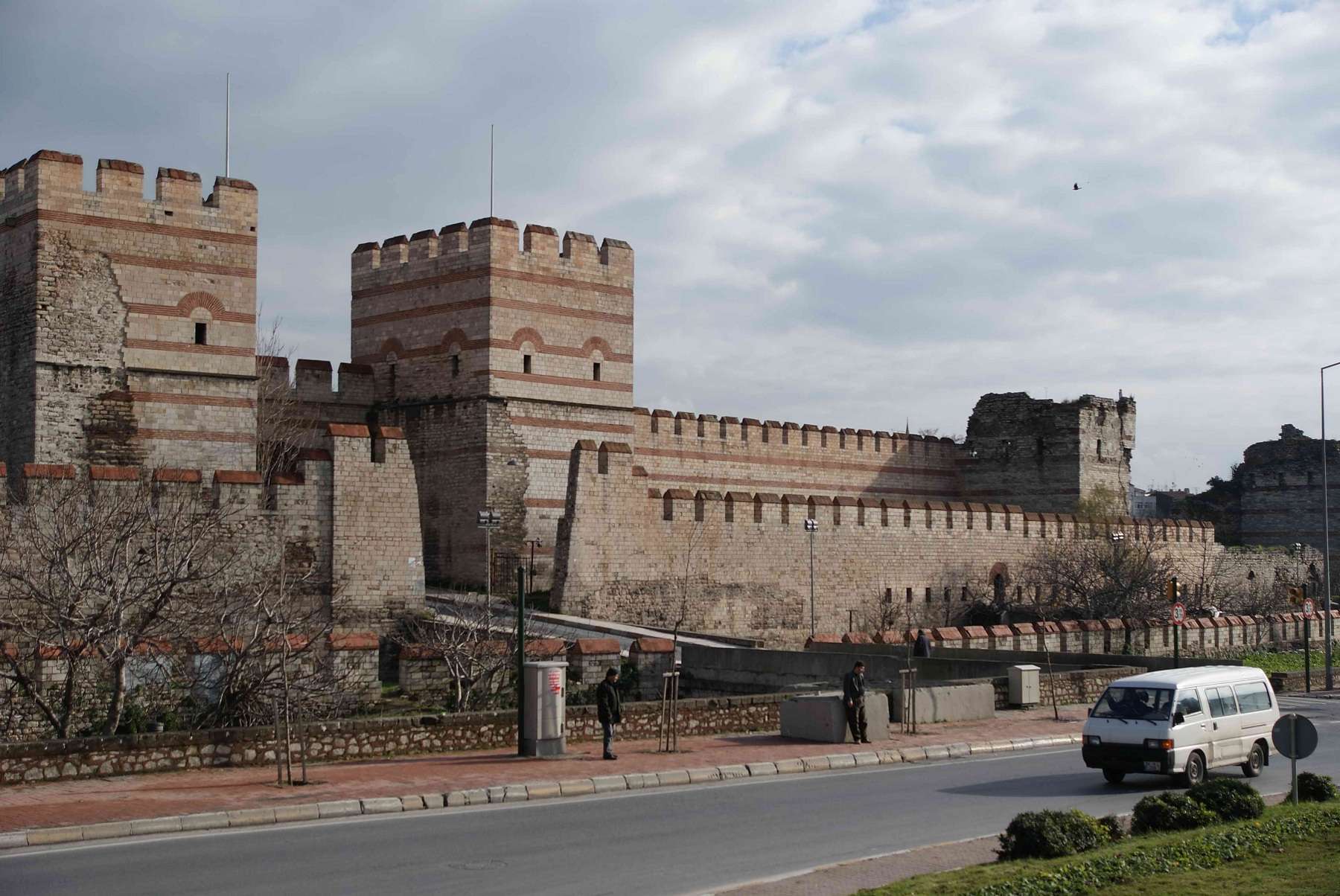 Οχυρωματικά τείχη της Κωνσταντινούπολης όπως σώζονται σήμερα.