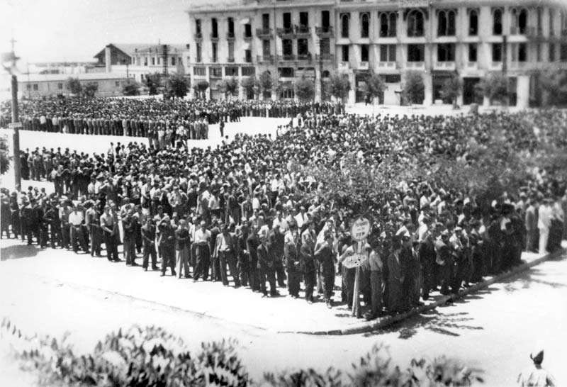 Οι Εβραίοι της Θεσσαλονίκης στην πλατεία Ελευθερίας λίγο πριν βρεθούν στα στρατόπεδα συγκέντρωσης.