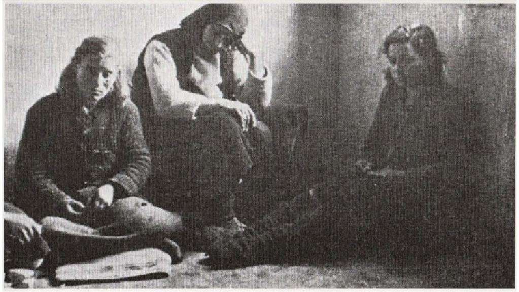 Γυναίκες κρατούμενες στις φυλακές της Δράμας κατά τη διάρκεια του ελληνικού εμφυλίου. Έχουν συλληφθεί με την κατηγορία της «βοήθειας προς τον εχθρό».