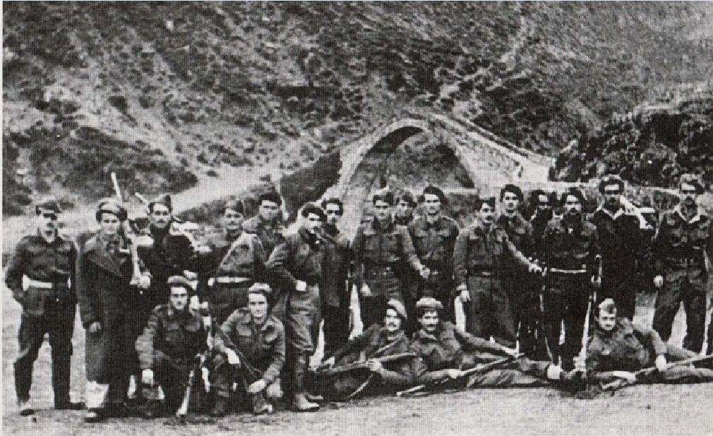 Στρατιώτες του Εθνικού Στρατού μπροστά σε πέτρινο γεφύρι του Άραχθου.