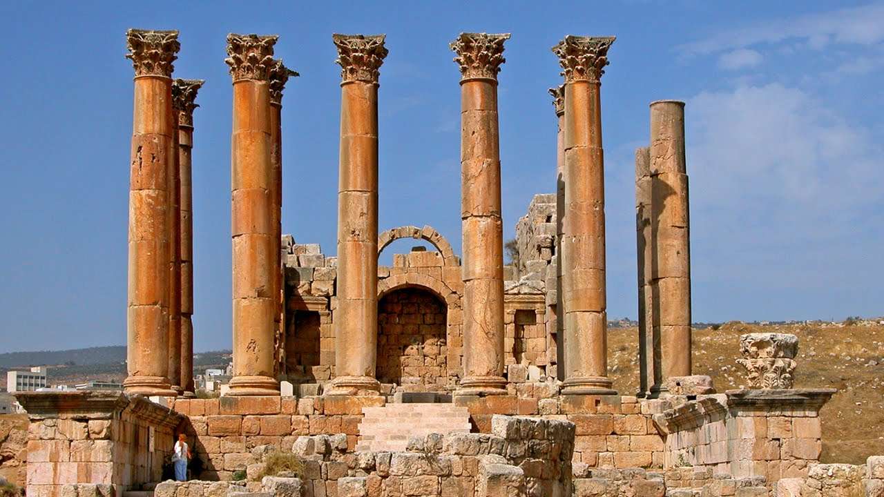 Ο ναός της Αρτέμιδος βρισκόταν στην Έφεσο της σημερινής Τουρκίας. Αποκαλείται και Αρτεμίσιο και κατασκευάστηκε το 440 π.Χ. Θεωρείται ένα από τα Επτά θαύματα του αρχαίου κόσμου.