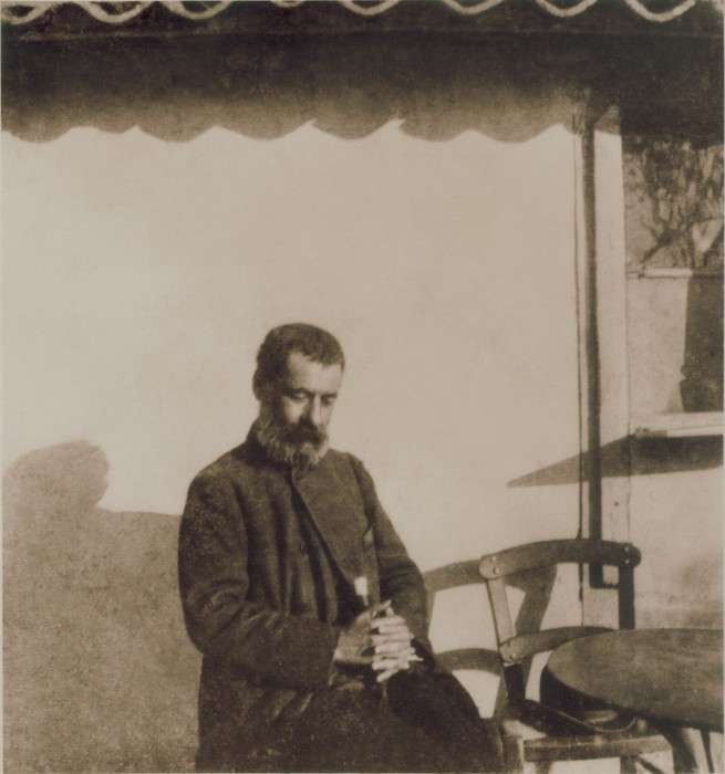 Ο Αλέξανδρος Παπαδιαμάντης στη φωτογραφία που τράβηξε ο Παύλος Νιρβάνας στο καφενείο της Δεξαμενής.