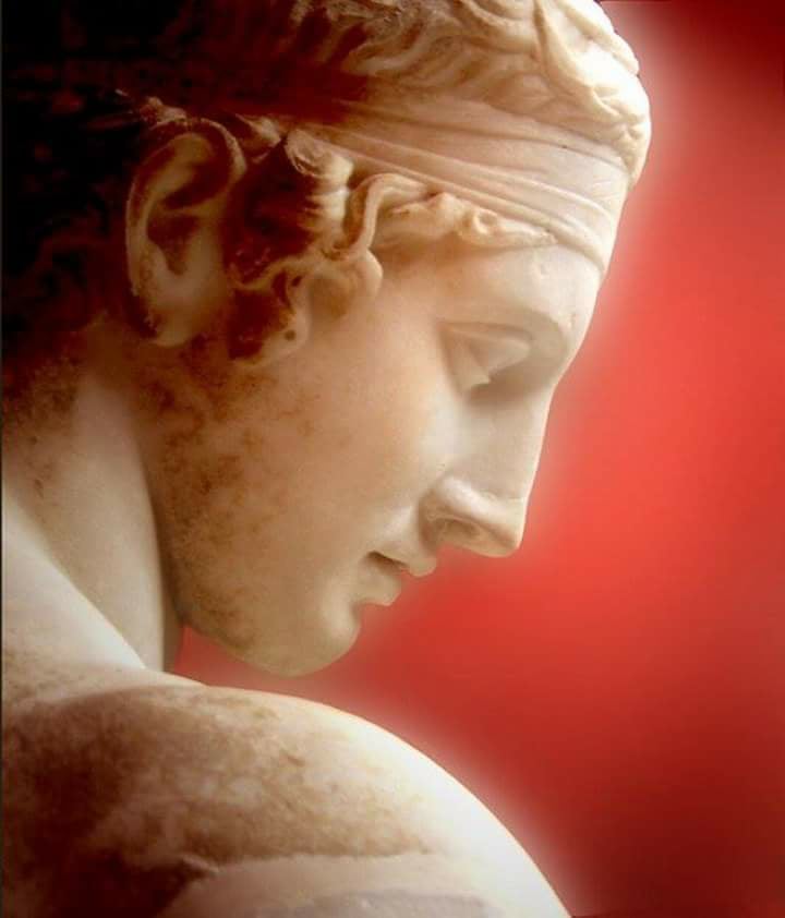 Ο Διαδούμενος. Βρέθηκε το 1894 στην "Οικία του Διαδούμενου" στην Δήλο. Ρωμαϊκό αντίγραφο του 100 π.Χ. ελληνικού χάλκινου πρωτότυπου του Πολύκλειτου, 425-400 π.Χ.