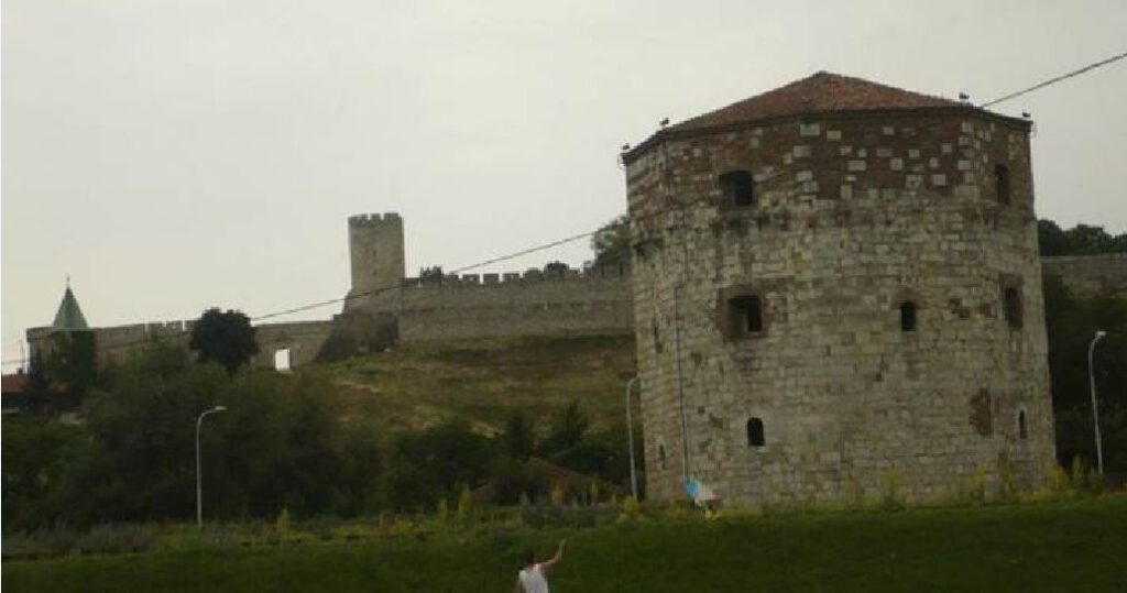 Ο Πύργος Νεμπόϊσα στο Βελιγράδι πλάι στο Δούναβη