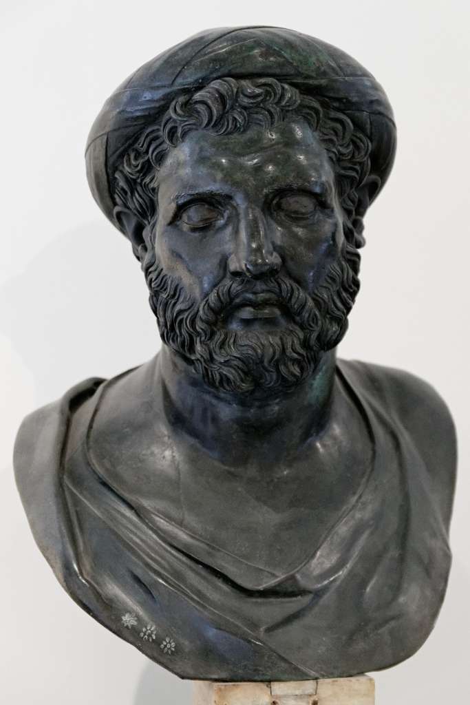 Ο Αρχύτας (428 π.Χ. - 347 π.Χ.) γιος του Μνήσαρχου ή κατά τον Αριστόξενο του Εστιαίου,[1] ή του Μνασαγέτου ή του Μνασαγόρου,[2] ήταν επιφανής Πυθαγόρειος φιλόσοφος, καταγόμενος από τον Τάραντα της Μεγάλης Ελλάδας(Magna Graecia). Ανήκει στην δεύτερη γενιά Πυθαγορείων και υπήρξε όπως αναφέρει ο Κικέρων μαθητής του Φιλολάου του Κροτωνιάτη που ανήκει στην προηγούμενη γενιά Πυθαγορείων.