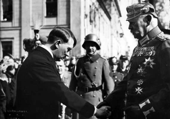 Στις 30 Ιανουαρίου 1933 ο Χίντενμπουργκ ανέθεσε στον Χίτλερ την καγκελαρία του Ράιχ, υπογράφοντας την πράξη θανάτου της δημοκρατίας και την επικράτηση των απολυταρχικών και εθνικιστικών δυνάμεων. Ήδη από το 1923 Βαυαροί στασιαστές, μεταξύ των οποίων ο Αδόλφος Χίτλερ, είχαν συλληφθεί έπειτα από την αποτυχία του Πραξικοπήματος του Μονάχου για την ανατροπή της Δημοκρατίας της Βαϊμάρης.