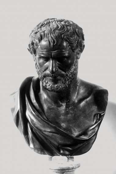 Ο Δημόκριτος (~460 π.Χ.- 370 π.Χ.) ήταν προσωκρατικός φιλόσοφος, ο οποίος γεννήθηκε στα Άβδηρα της Θράκης. Ήταν μαθητής του Λεύκιππου. Πίστευε ότι η ύλη αποτελούνταν από αδιάσπαστα, αόρατα στοιχεία, τα άτομα. Επίσης ήταν ο πρώτος που αντιλήφθηκε ότι ο Γαλαξίας είναι το φως από μακρινά αστέρια. Ήταν ανάμεσα στους πρώτους που ανέφεραν ότι το σύμπαν έχει και άλλους "κόσμους" και μάλιστα ορισμένους κατοικημένους. Ο Δημόκριτος ξεκαθάριζε ότι το κενό δεν ταυτίζεται με το τίποτα ("μη ον"), είναι δηλαδή κάτι το υπαρκτό.