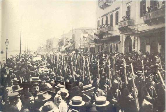 Ο πόλεμος του 1919-1922 παρουσιάζεται ως «εισβολή της Σμύρνης». Οι Νεοέλληνες φέρονται ως βίαιοι εισβολείς και οι Έλληνες της Ανατολίας (Ρωμιοί- Rum) συνεργάτες του εχθρού, ένα βλαβερό στοιχείο που έλεγχε την οικονομική ζωή της χώρας. Παρέλαση τμήματος του Ελληνικού Στρατού στην προκυμαία της Σμύρνης, 2 Μαΐου 1919.