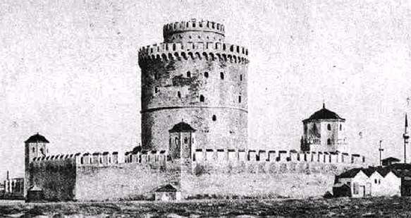 Ο Λευκός Πύργος της Θεσσαλονίκης το 1912.
Ο τοίχος που τον περιέβαλλε κατεδαφίστηκε το 1917.