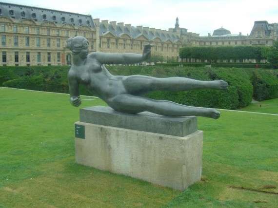 "Ο Αέρας" (1938). Έργο του Αριστίντ Μαγιόλ. Παρίσι, Κήπος του Κεραμεικού.