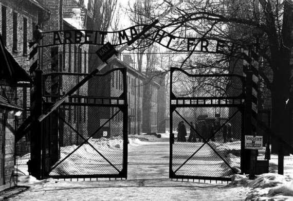 Πινακίδα στην είσοδο: «η εργασία απελευθερώνει». Το στρατόπεδο συγκέντρωσης Άουσβιτς (γερμ. Konzentrationslager Auschwitz-Birkenau) ήταν ένα από τα στρατόπεδα συγκέντρωσης της Ναζιστικής Γερμανίας.