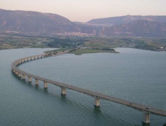 Γέφυρα στην τεχνητή λίμνη του Αλιάκμονα. Η λίμνη Πολυφύτου είναι τεχνητή λίμνη του ποταμού Αλιάκμονα, στο νομό Κοζάνης. Σχηματίστηκε το 1973, μετά την κατασκευή του ομώνυμου φράγματος (Πολυφύτου) στον ποταμό και καλύπτει έκταση 74 τετραγωνικών χιλιομέτρων. Η λίμνη αποτελεί ιδιοκτησία της ΔΕΗ.