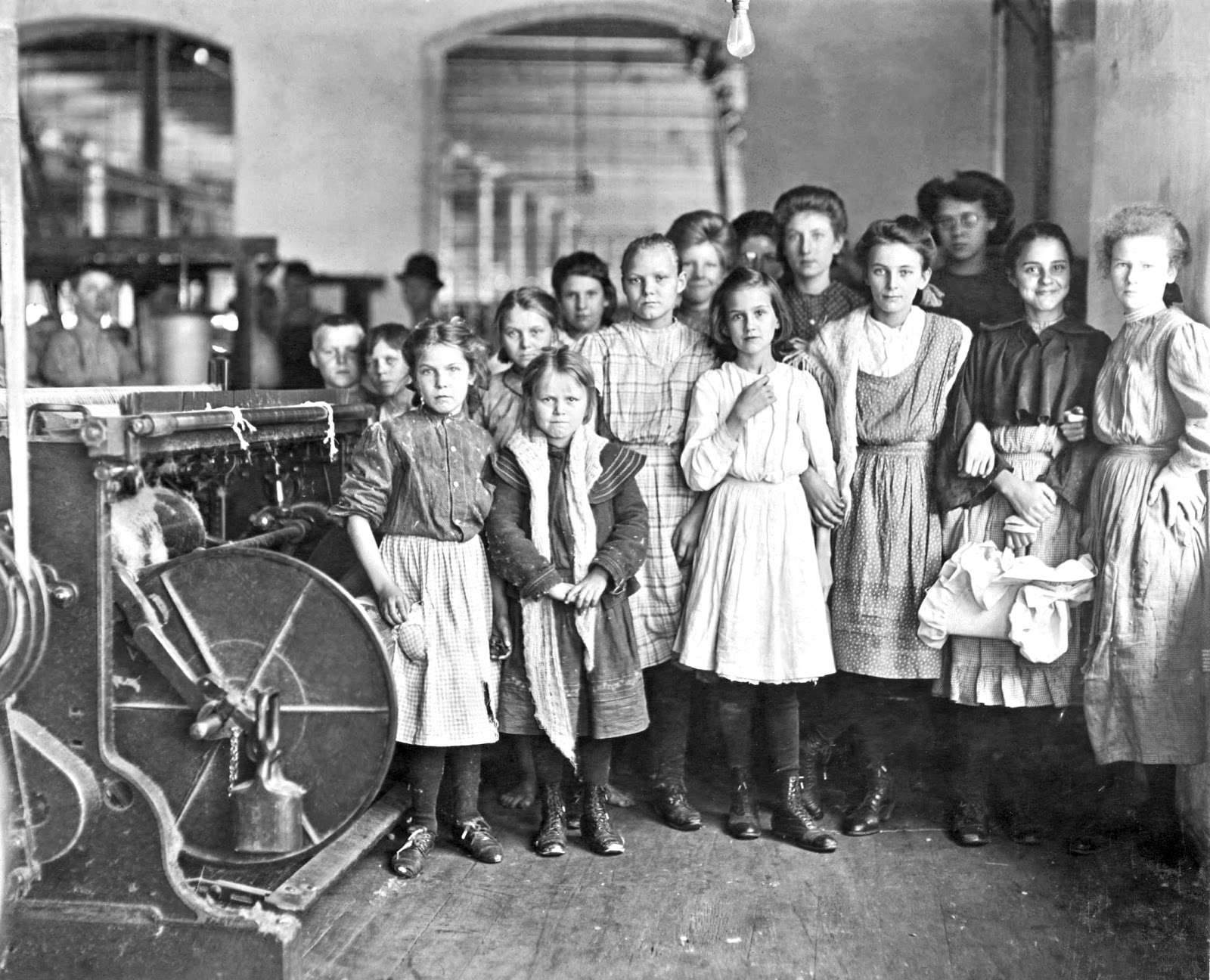 Newberry, South Carolina, 1908. Εργάτριες σε εργοστάσιο, μεταξύ τους και μικρά κορίτσια