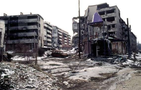 Κατεστραμμένα κτίρια στην περιοχή Γκρμπάβιτσα τού Σαράγεβο
