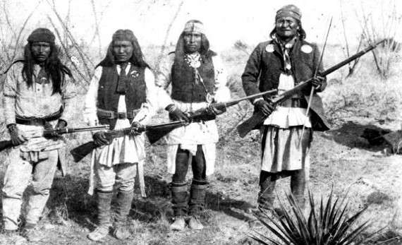 Ο Apache αρχηγός Geronimo (δεξιά) απεικονίζεται με μια μικρή ομάδα οπαδών του στο βόρειο Μεξικό, 1886
