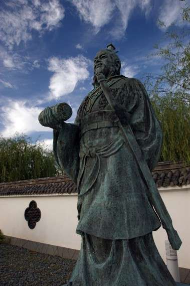 Σουν Τσου (κινέζικα: 孫子, πινγίν: Σουν Ζι) ("Αφέντης Σουν") είναι ένας τιμητικός τίτλος που παραχωρήθηκε στον Σουν Βου (544 π.Χ. - 496 π.Χ.), τον συγγραφέα της Τέχνης του Πολέμου, ενός αρχαίου κινεζικού βιβλίου στρατιωτικής στρατηγικής με τεράστια επιρροή. 