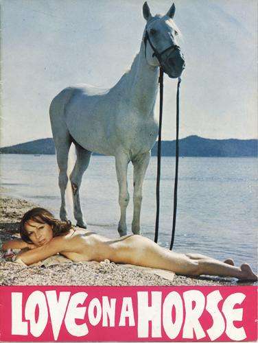  Η ταινία προβλήθηκε τη σαιζόν 1972-1973 και έκοψε 98.007 εισιτήρια. Ήρθε στην 20η θέση σε 64 ταινίες.Η ταινία είναι στην Ελληνική και Αγγλική γλώσσα.Στη διεθνή εκδοχή της ταινίας, που κυκλοφόρησε μόνο στο εξωτερικό, με τίτλο "Love on a Horse" και κάποιες πρόσθετες σκηνές, η αφήγηση δεν δίνεται σε φλας-μπακ και το φινάλε είναι διαφορετικό: ο Λάρι παίρνει τη Τζούλια και φεύγουν, αφήνοντας μονάχο τον πατέρα του.