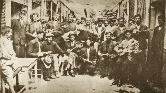 Ρεμπέτες στον Πειραιά (1933). Αριστερά Μάρκος Βαμβακάρης με μπουζούκι, στη μέση ο Γιώργος Μπάτης με την κιθάρα.