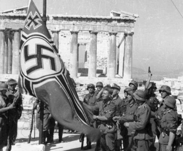 Γερμανοί στρατιώτες υψώνουν στην Ακρόπολη των Αθηνών τη σημαία της ναζιστικής Γερμανίας