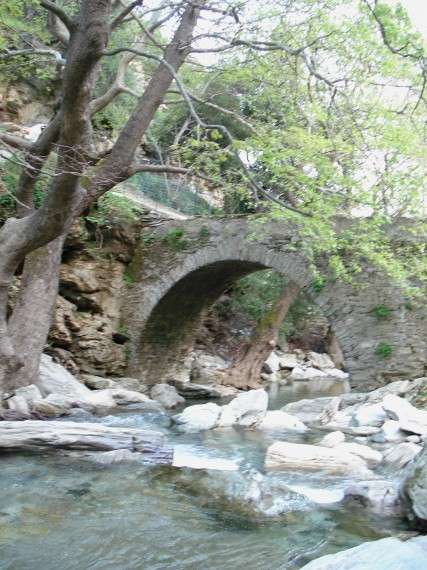 Παραδοσιακό πέτρινο γεφύρι, στον Πολύγυρο