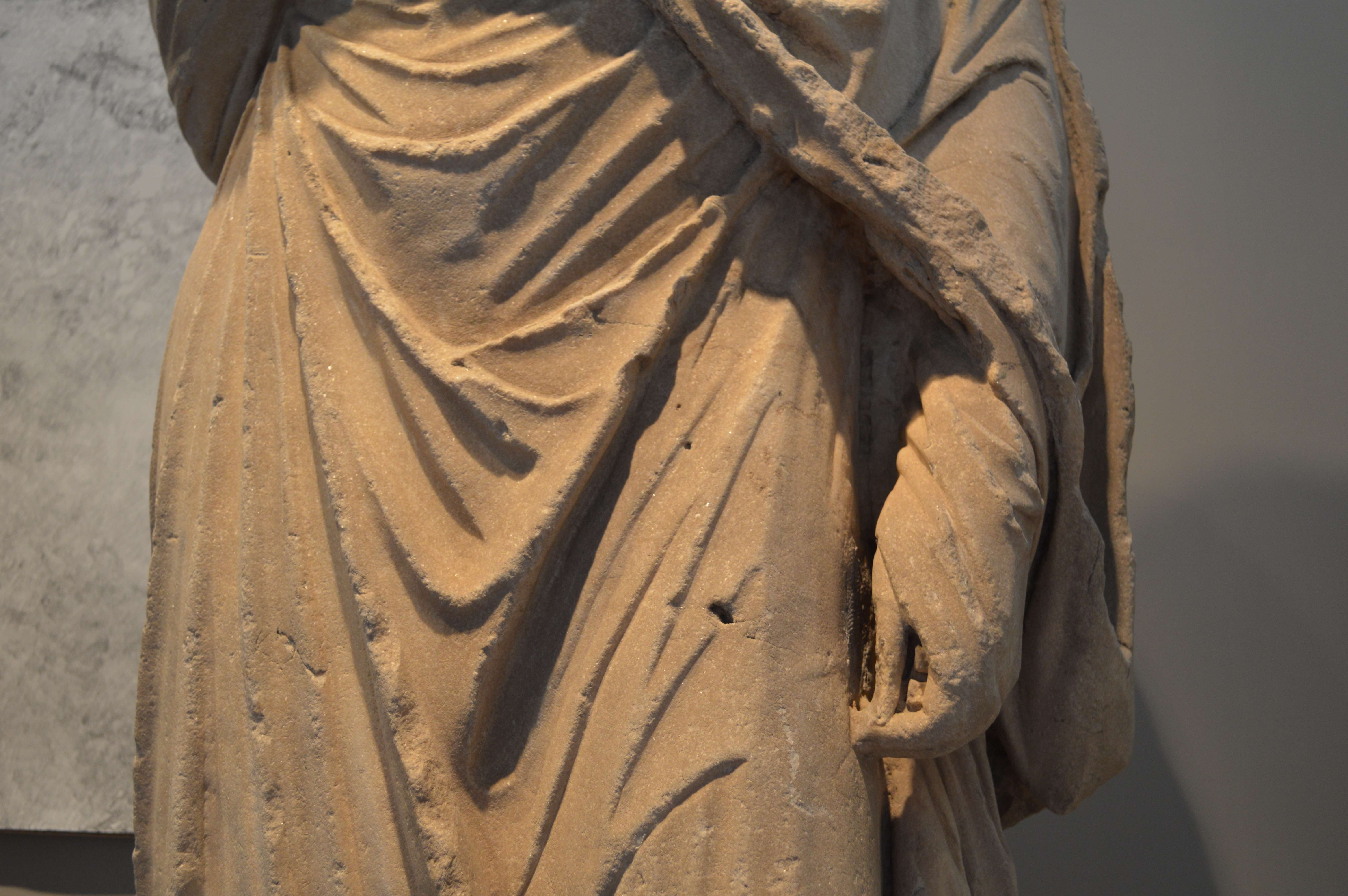 Ακέφαλο άγαλμα της «Μεγάλης Ηρακλειώτισσας» - Αρχαιολογικό Μουσείο Θεσσαλονίκης. Headless statue of the "Great Heraclea" - Archaeological Museum of Thessaloniki