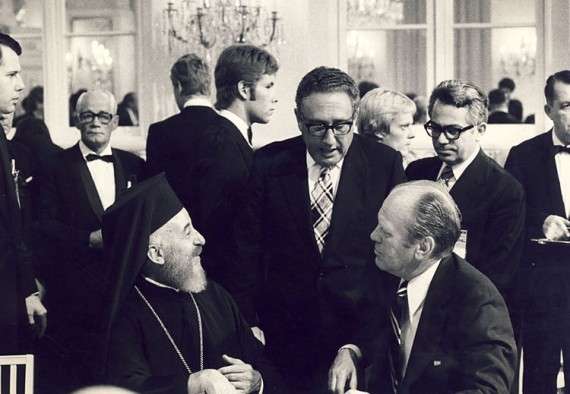 Ο Αρχιεπίσκοπος Μακάριος με τον Χένρι Κίσινγκερ και τον Χένρι Φορντ στο Ελσίνκι το 1975