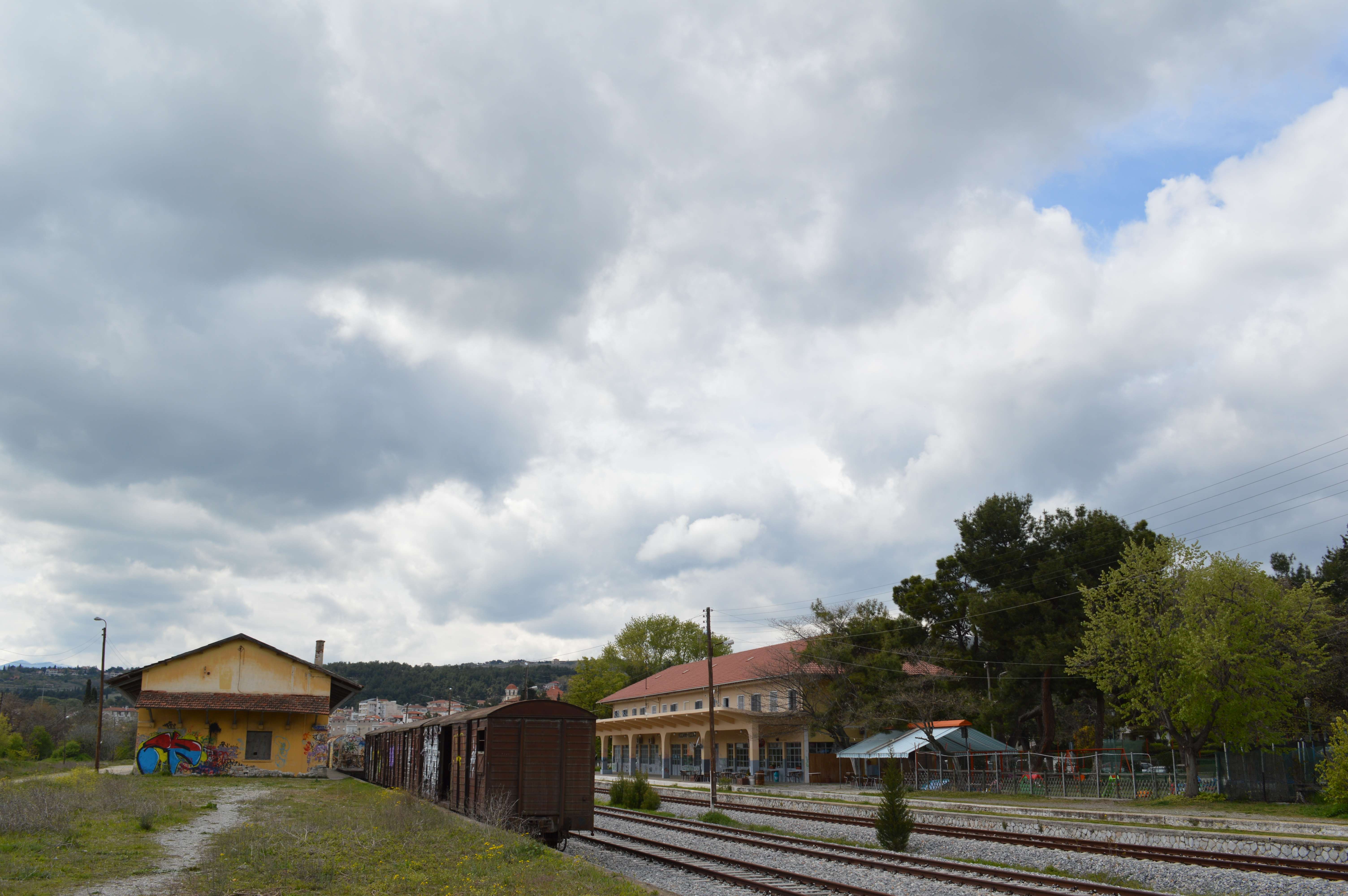 Η περιοχή του Σιδηροδρομικού Σταθμού Κοζάνης, σήμερα, κοντά στον ναό του Αγίου Αθανασίου. Εκεί κοντά βρισκόταν κι η συνοικια "Γύφτικα" ή "Τρανή αυλή", όπως την αποκαλούσαν ειρωνικά οι Κοζανίτες.
