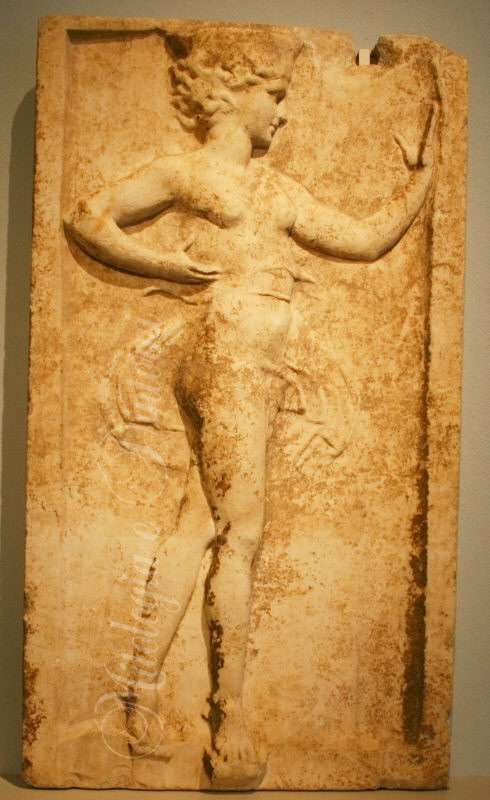 Ρωμαϊκά αντίγραφα νεοαττικών ανάγλυφων πλακών του τέλους του 5ου αιώνα π.Χ. Εικονίζουν νέες με καλαθίσκο που χορεύουν. Τα πρωτότυπα ίσως ήταν έργα του Καλλιμάχου.