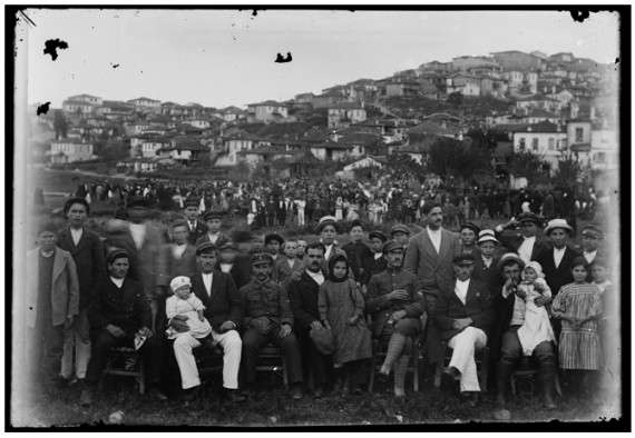 Η Ιερισσός και Ιερισσιώτες την δεκαετία του 1910. Φωτογραφία του π. Ιουστίνου