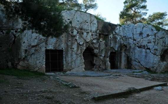 Οι φυλακές Φιλοπάπου, όπου κρατήθηκε ο Σωκράτης μετά τη δίκη του και μέχρι την εκτέλεσή του. (Πηγή)
