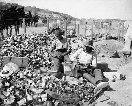 Βρεττανοί στρατιώτες κατασκευάζουν αυτοσχέδιες χειροβομβίδες από άδειες κονσέρβες