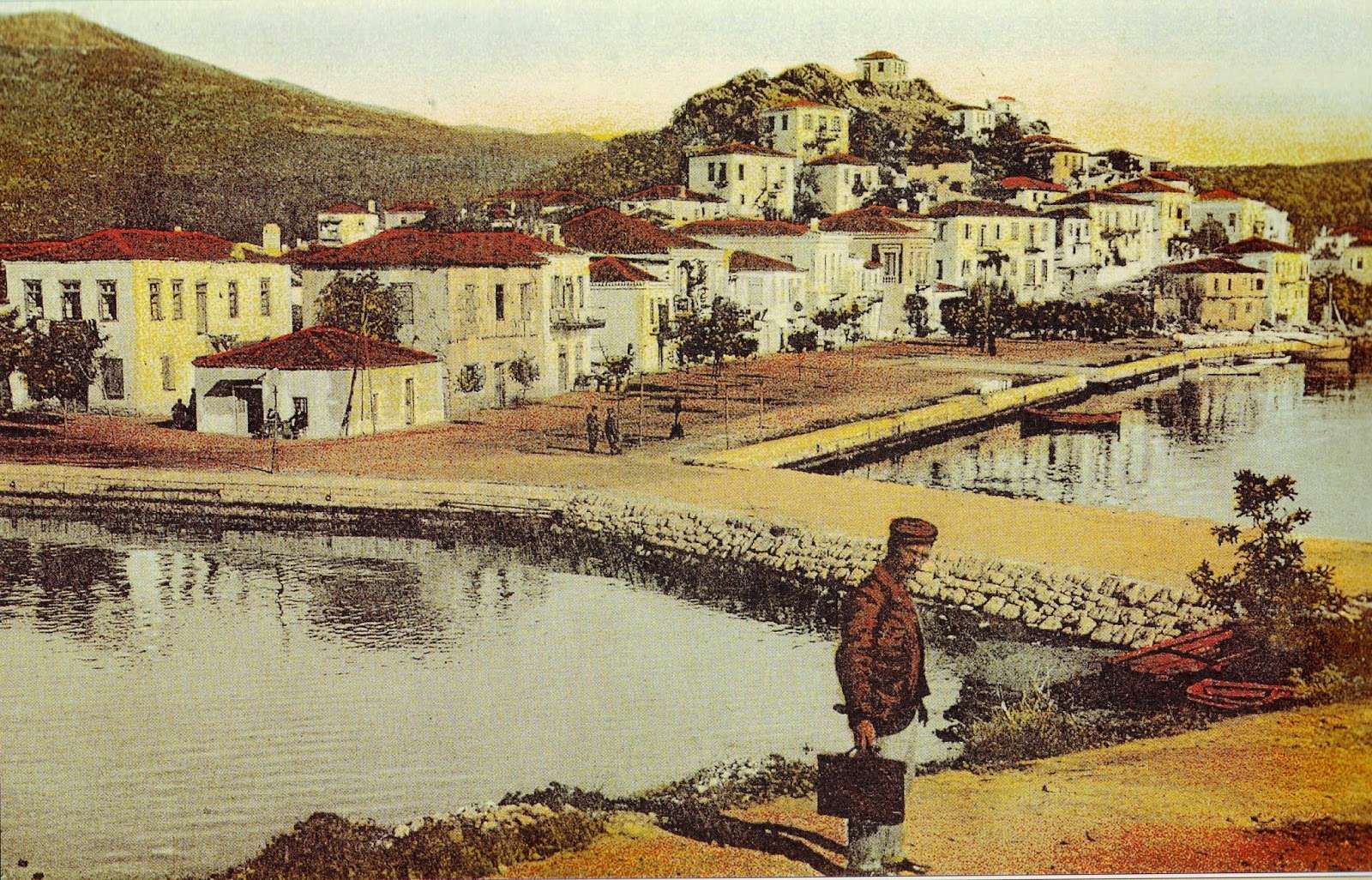 Το λιμάνι της Σκιάθου. Ταχυδρομική κάρτα - επιχρωματισμένη φωτογραφία του Στέφανου Στουρνάρα, εποχής 1910-1920.