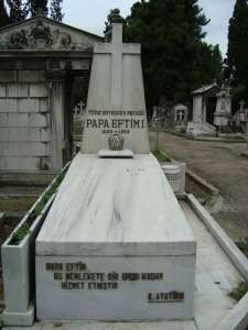 Ο τάφος του παπα-Εφτίμ στο Σισλί.j