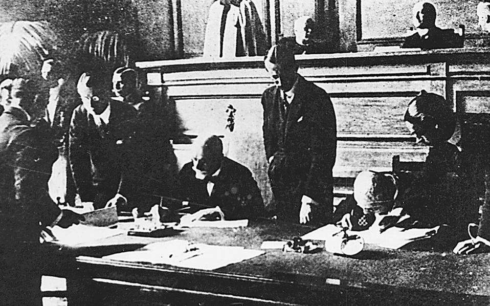 24 Ιουλίου 1923. Ο Ελευθέριος Βενιζέλος υπογράφει τη Συνθήκη της Λωζάννης.