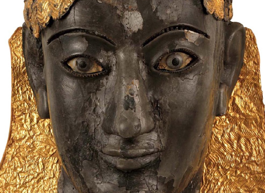 Κεφάλι χρυσελεφάντινου αγάλματος, πιθανόν του θεού Απόλλωνα. Αρχαιολογικό Μουσείο Δελφών