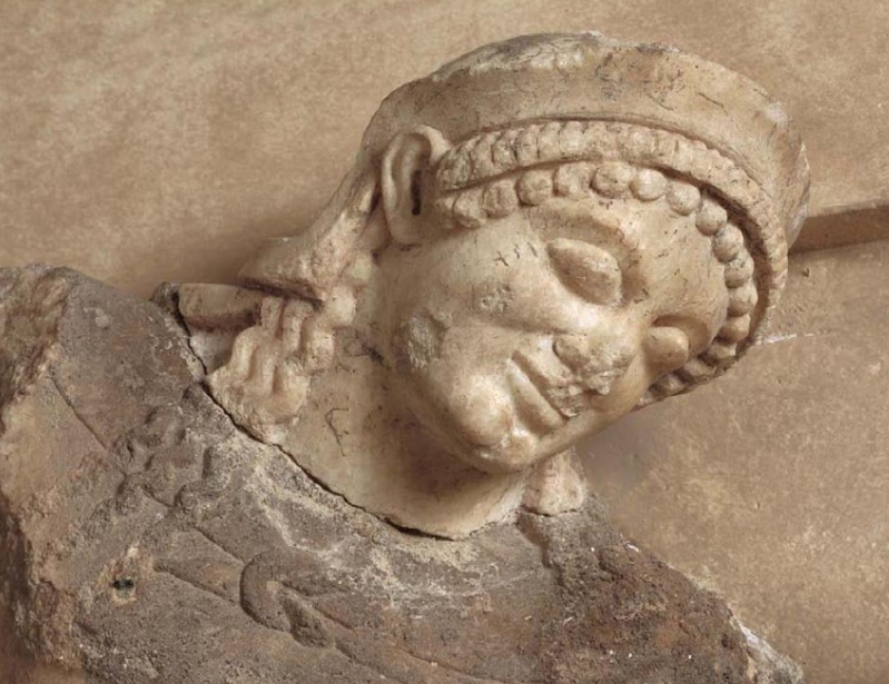 Μετόπη της νότιας πλευράς του θησαυρού των Αθηναίων. Η συμπλοκή του Θησέα και της Αμαζόνας· λεπτομέρεια από το κεφάλι του Θησέα. 490 π.Χ. Αρχαιολογικό Μουσείο Δελφών.