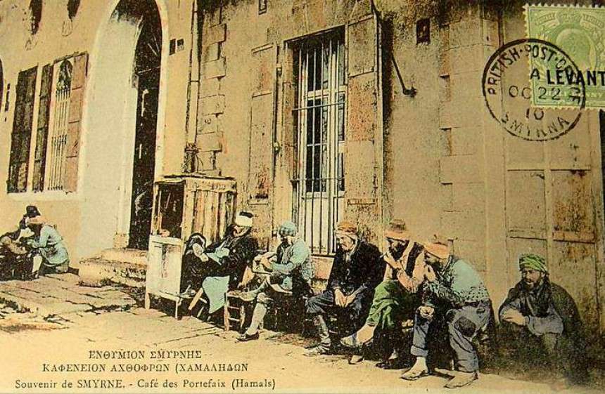 Αχθοφόροι (χαμάληδες) ξαποσταίνουν στο καφενείο περιμένοντας να τους προσλάβουν σε δουλειά. Πηγή: www.lifo.gr