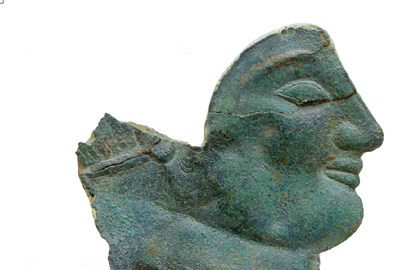 Χάλκινο σφυρήλατο έλασμα με γυναικεία μορφή. Τέλος 6ου αιώνα π.Χ. Αρχαιολογικό Μουσείο Ολυμπίας