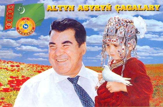 Πρόεδρος της χώρας από τη χρονιά που ανεξαρτητοποιήθηκε (1991) μέχρι το θάνατό του (2006) ήταν ο Σαπαρμουράτ Ατάγιεβιτς Νγιαζόφ, ο οποίος ήταν και επικεφαλής του Κομμουνιστικού Κόμματος του Τουρκμενιστάν κατά τη σοβιετική περίοδο. 